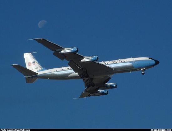 在波音747之前，美国总统专机是波音707，图为里根的波音707-353B型“空军一号”专机