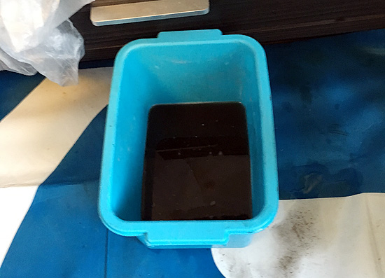 清洗蒸发器和风轮之后的脏水